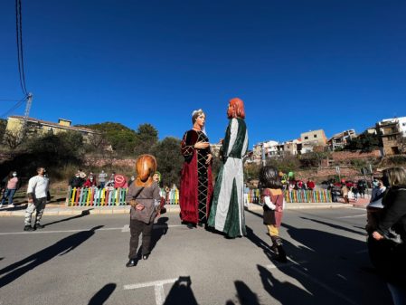 Serra celebra les Falles per primera vegada amb una cercavila dels Gegants i Cabuts de Benetússer