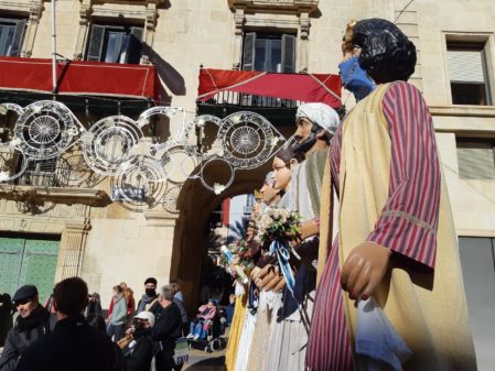 Els Nanos i Gegants d’Alacant participen en la Processó en honor a Sant Nicolau de Bari