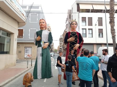 Els Gegants i Cabuts de Benetússer tornen als carrers del poble per participar en la XII Fira Associativa i Comercial