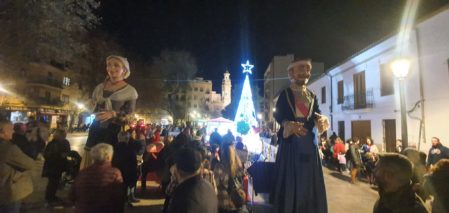 Els Gegants de Patraix, presents en la rebuda del Pare Noel al barri de València